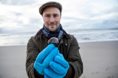 Luc Amkreutz met een bijzLuc Amkreutz with an amazing find: a flint blade with traces of birch tar that is almost 50,000 years old. This Neanderthal tool was discovered in 2016 by a hiker on the Zandmotor near Kijkduin and is on show at the National Museum of Antiquities. Photograph: Manon Bruiningaondere vondst: een ca. 50.000 jaar oude vuurstenen mesje van Neanderthalers. Het gereedschep werd gevonden door een wandelaar op de Zandmotor bij Kijkduin en is te zien in het RMO.